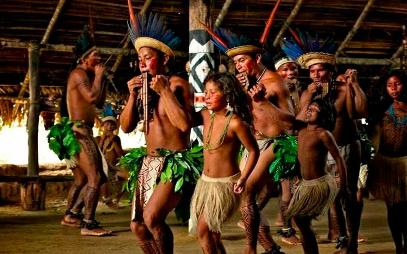 Grupo de indigenas del Vaupes, interpretando instrumentos sus viento