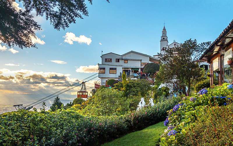 Basílica del Señor caído de Monserrate y al fondo Bogotá