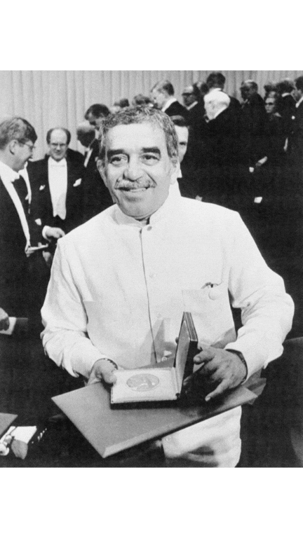 Gabriel García Márquez recibiendo el Premio Nobel de Literatura.