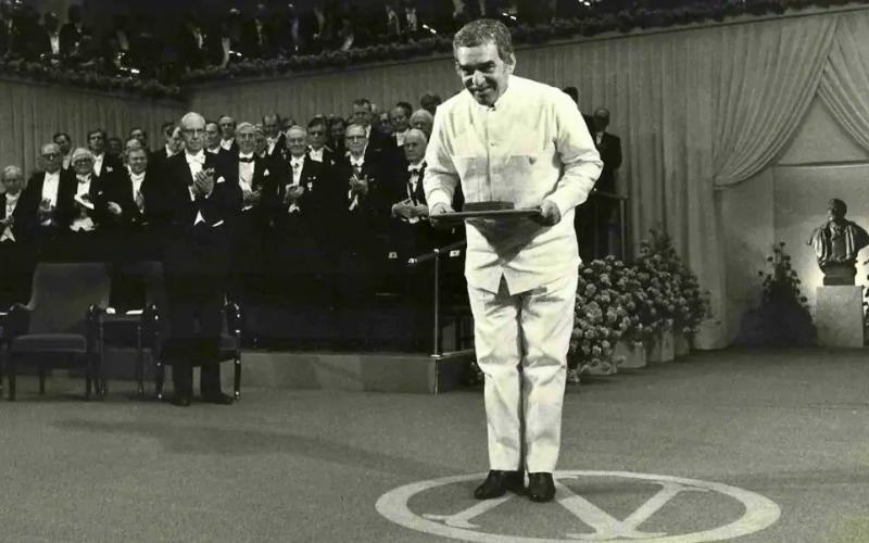 Gabriel García Márquez Recibiendo Nobel de Literatura año 1882