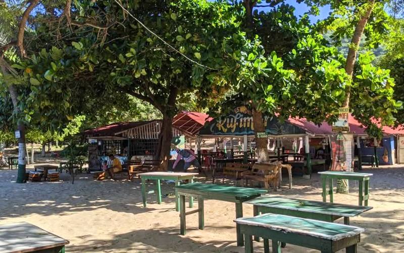 Restaurantes en la Playa Cristal Tayrona
