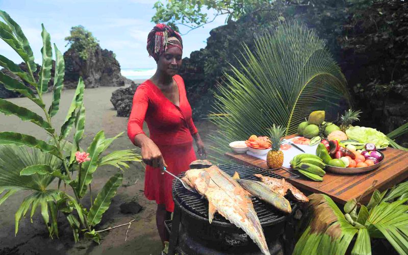 Mujer Afro preparando recetas típicas del pacífico Colombiano