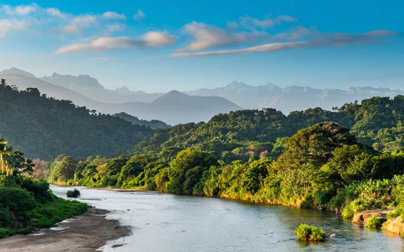 Paisaje del río Palomino y la Sierra Nevada de Santa Marta