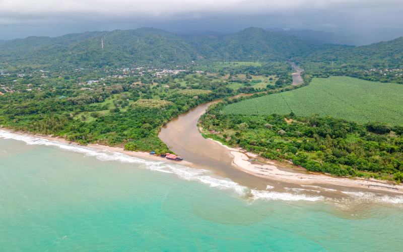Rio Palomino desembocando al mar caribe