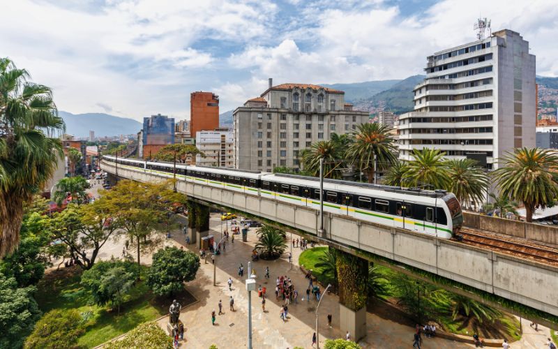 Línea metro de Medellín y plaza Botero