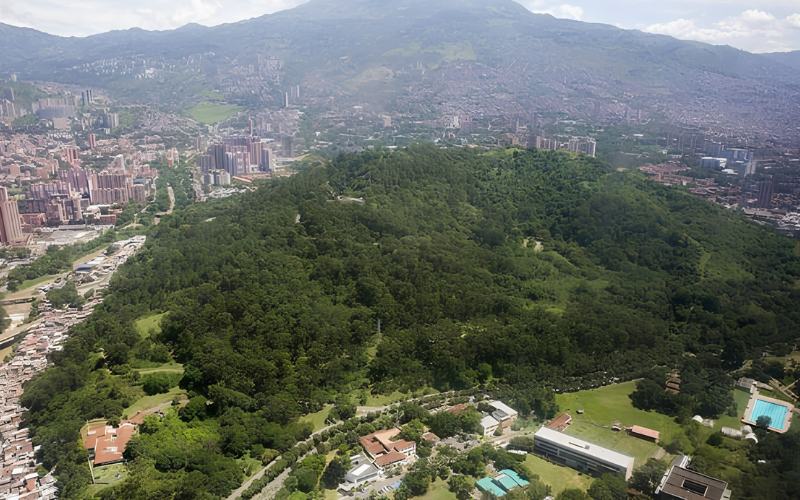 Cerros Tutelares e Medellín vista panorámica