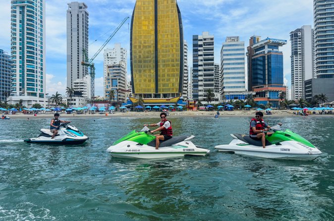 Deportes náuticos y motos de agua en las playas de Bocagrande Cartagena