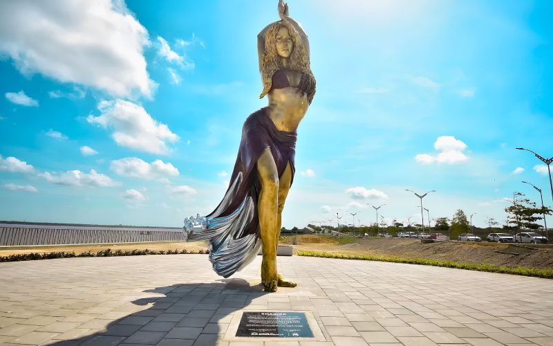 estatua de shakira en el gran malecon del rio de barranquilla