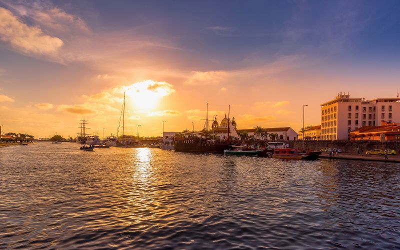Barco al Atardecer por la Bahía de Cartagena